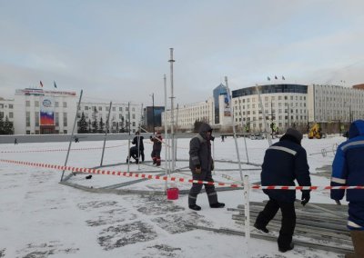 На главной площади Якутии начали монтаж новогодней елки