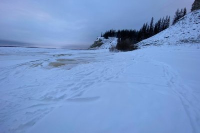 «Обнаружены интересные явления»: учёные исследуют незамерзающий ручей в Якутии