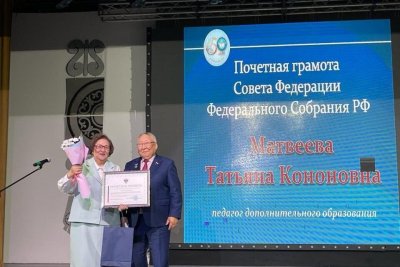 Педагогам Чурапчинской средней школы вручили награды Совета Федерации