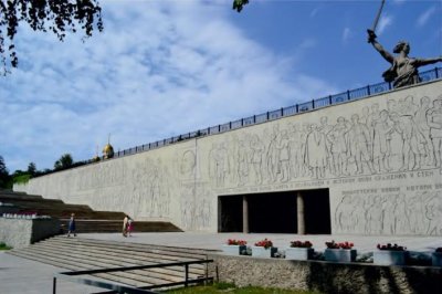 Большая подпорная стена с художественным рельефом /  / Волгоградская область