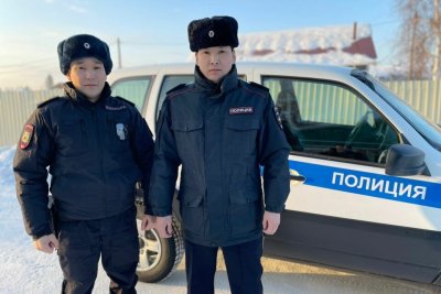 В Якутии сотрудники полиции спасли мужчину из горящего гаража