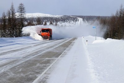 Более 50 единиц техники задействовали для снегоочистки на трассе «Лена»