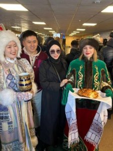 Артистов киргизской эстрады встретили по местным традициям