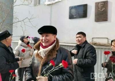 В Якутске торжественно открыли мемориальную доску выдающегося директора Саха театра
