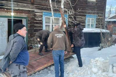В Якутске упавший с крыши снег сломал козырёк подъезда