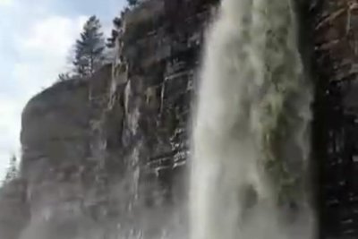 Видеофакт. В Хангаласском районе Якутии на скалистом берегу реки образовался водопад