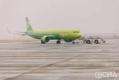 Самолет не смог приземлиться из-за сильного ветра в аэропорту Якутска. Видео