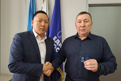Герой России Александр Колесов получил партийный билет «Единой России»