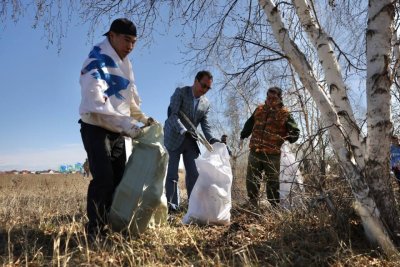 Глава Якутии принял участие в экологической акции «Чистая земля Олонхо»