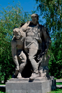 Скульптура «Солдат, поддерживающий раненого товарища» /  / Волгоградская область