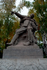 Скульптура «Солдат, поддерживающий раненого командира» /  / Волгоградская область