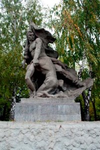 Скульптура «Раненый боец и воин, подхватывающий из его рук знамя» /  / Волгоградская область
