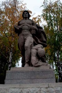 Скульптура «Матрос со связкой гранат и раненый солдат-пехотинец» /  / Волгоградская область