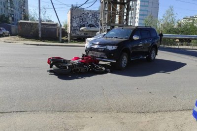 Мотоцикл столкнулся с внедорожником в Якутске