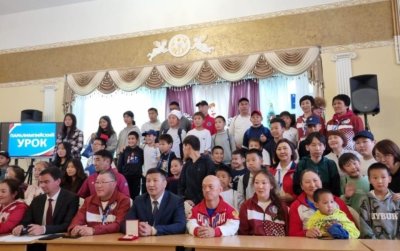 Якутские паралимпийцы встретились с детьми Амгинского района