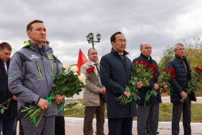 Глава Якутии возложил цветы к памятнику геологу-первооткрывателю Ларисе Попугаевой / ЯСИА Удачный Мирнинский Республика Саха (Якутия)