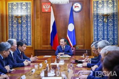 Айсен Николаев провел встречу с руководителями парламента Якутии