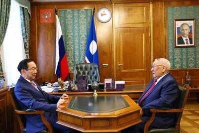 Айсен Николаев провел встречу с сенатором от Якутии Егором Борисовым