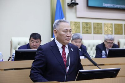 Сахамину Афанасьеву в Совете Федерации вручили удостоверение сенатора