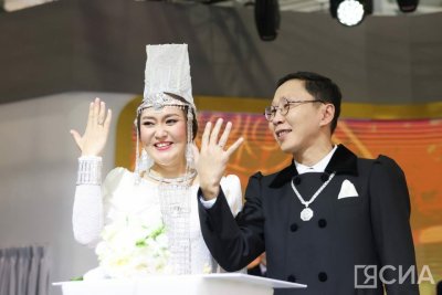 Молодая пара из Якутии сыграла свадьбу в День региона на выставке в Москве