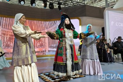 Гостям выставки «Россия» показали обряд подготовки якутской невесты перед отправкой в дом жениха