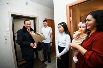 Айсен Николаев посетил семью Онуфриевых, у которых родился миллионный житель Якутии