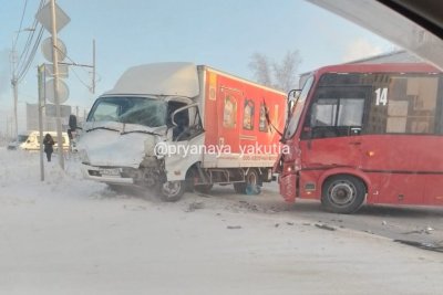 В Якутске произошло крупное ДТП с участием автобуса, грузовика и легковых автомобилей / Саина Титова Якутск Якутск Республика Саха (Якутия)