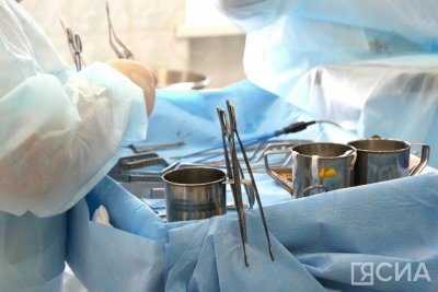 В Якутске врачи достали из желудка пациентки огромный комок волос