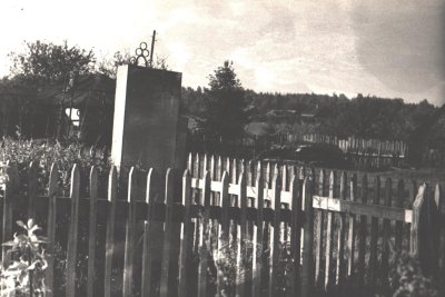 Братская могила 159 советских граждан заживо сожженных гитлеровцами в сентябре 1942 г. Посажена роща памяти /  / Смоленская область