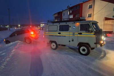 Верхневилюйские спасатели помогли водителю с застрявшим в снегу автомобилем