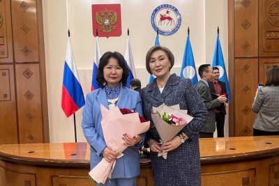 Одноклассницы из Оймяконского района в один день получили почетные звания от главы Якутии