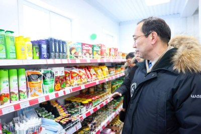 Айсен Николаев осмотрел ассортимент в торгово-логистическом центре жиганска