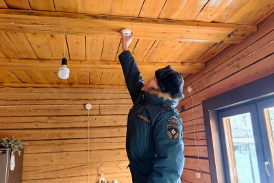 В Якутске пожарные инспекторы продолжают устанавливать извещатели / ЯСИА Якутск Якутск Республика Саха (Якутия)