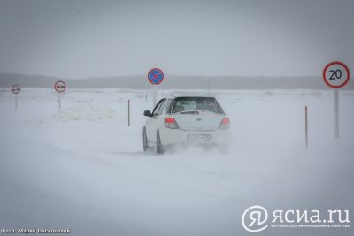 С 1 апреля начнут снижать грузоподъемность на ледовых переправах Якутии / ЯСИА   