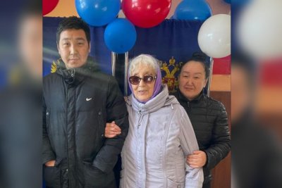Старожил села Оргёт Верхневилюйского района пришла на выборы с дочерью и внуком