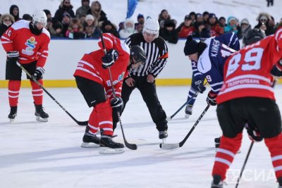 Зрелищной ничьей завершился матч звёзд мирового хоккея с якутской командой у Ленских столбов