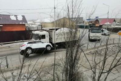 В Якутске грузовик столкнулся с легковым автомобилем