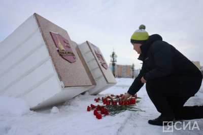 Стихийный мемориал открылся в Якутске после теракта в Подмосковье