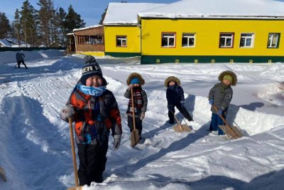 Фотофакт: в селе Бяс-Кюель Горного района многодетный отец сделал горку из снега для детей