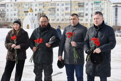 В память о жертвах трагедии на площади Победы в Якутске общественники возложили цветы