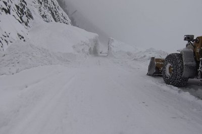 Видео: последствия снежной лавины на трассе «Колыма» в Якутии