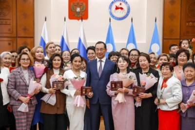 Более 30 жительниц Якутии награждены знаком «Мать-героиня»