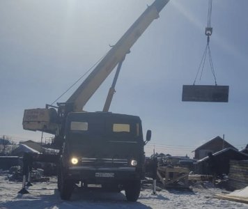 В Якутске автокран оборвал провода электролинии