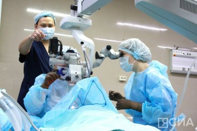 «Подкожные паразиты проникли в глаз»: в Якутии провели пересадку роговицы молодому пациенту
