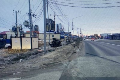 В Якутске на проспекте Николаева автомобиль повредил пешеходные ограждения