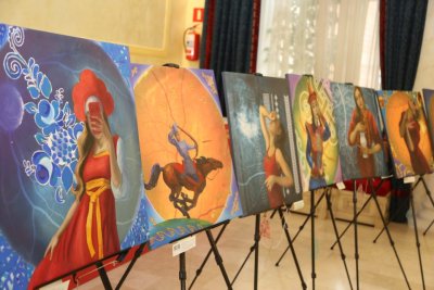 Выставка Миры Аргуновой «Многоликая Россия» открылась в Общественной палате РФ