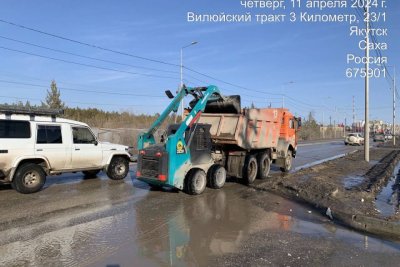 Коммунальщики продолжают откачку талых вод и очистку снега в Якутске