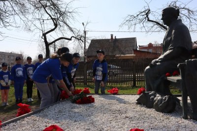 Установленный благодаря Михаилу Николаеву памятник встречает гостей музея Юрия Гагарина
