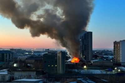 В Якутске загорелся склад мебельного магазина на улице Леваневского