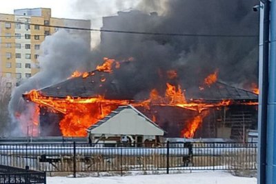 В Якутске на территории республиканской клинической больницы сгорел деревянный дом